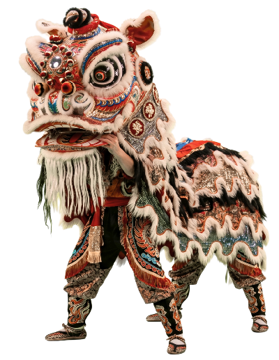 "Disfraz tradicional de la Danza del León china, de colores rojo, blanco y azul con bordados dorados, sobre un fondo negro.